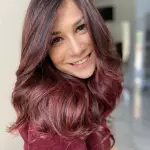 Foto di donna con capelli lunghi rosso scuro