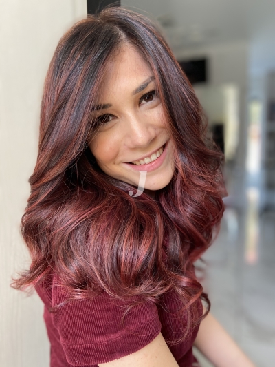 Foto di donna con capelli lunghi rosso scuro