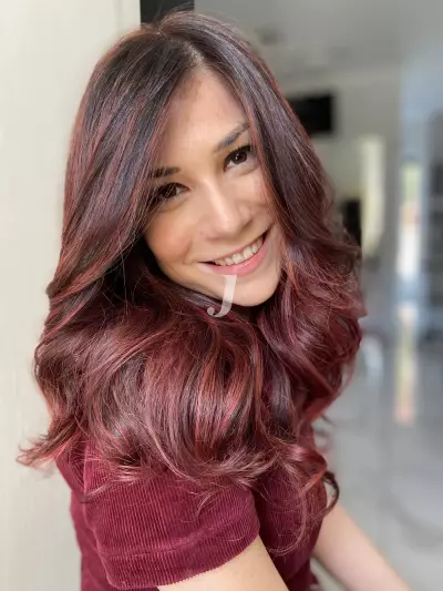 Foto di donna con capelli lunghi rosso scuro