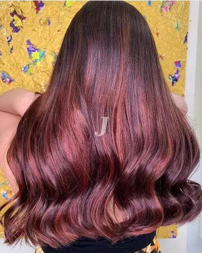 Foto di donna con capelli lunghi rosso scuro