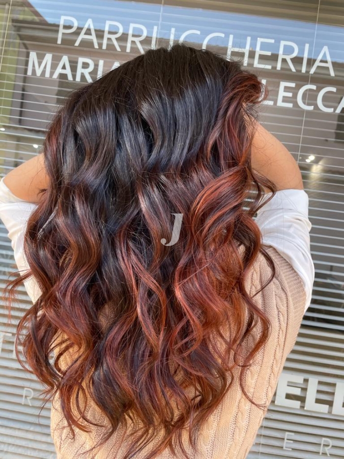 Foto di donna con capelli lunghi rosso scuro