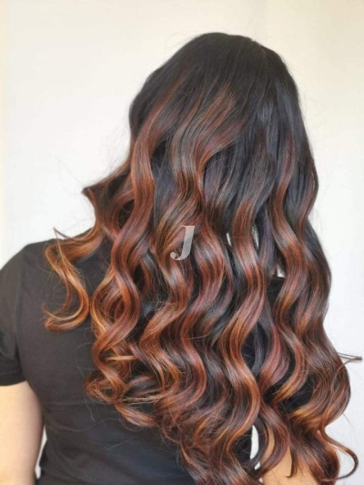 Foto di donna con capelli lunghi rosso scuro