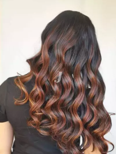 Foto di donna con capelli lunghi rosso scuro