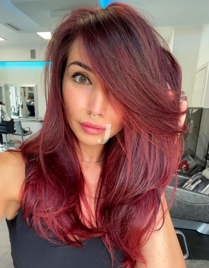 Foto di donna con capelli lunghi rosso scuro