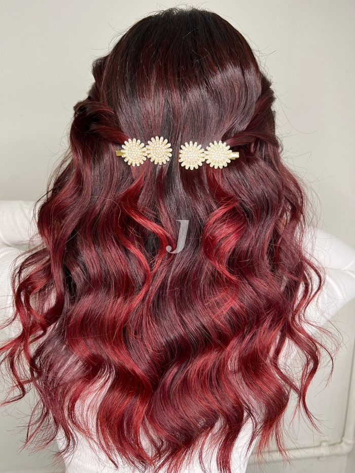 Foto di donna con capelli lunghi rosso scuro