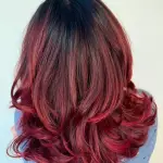 Foto di donna con capelli lunghi rosso scuro