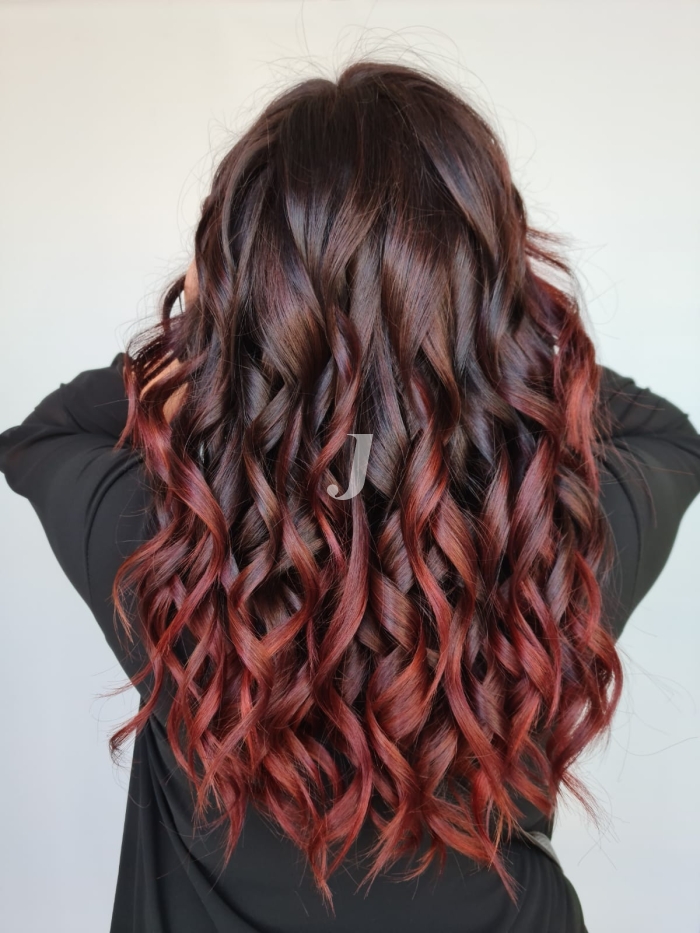 Foto di donna con capelli lunghi rosso scuro