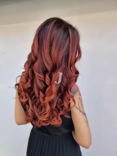 Foto di donna con capelli lunghi rosso scuro