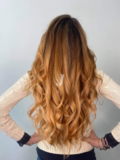 Foto di donna con capelli lunghi ramato chiaro