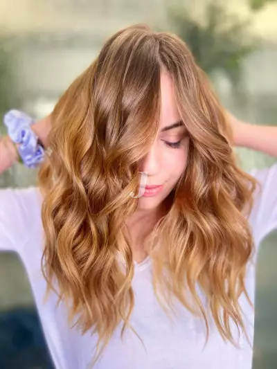 Foto di donna con capelli lunghi ramato chiaro