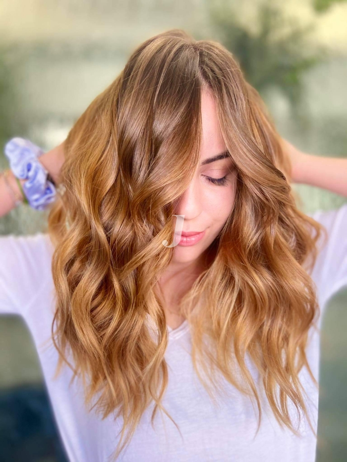 Foto di donna con capelli lunghi ramato chiaro