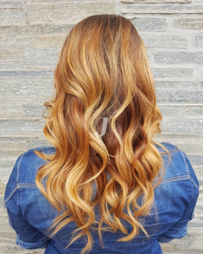 Foto di donna con capelli lunghi ramato chiaro