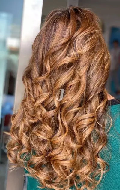 Foto di donna con capelli lunghi ramato chiaro