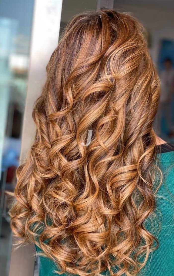 Foto di donna con capelli lunghi ramato chiaro