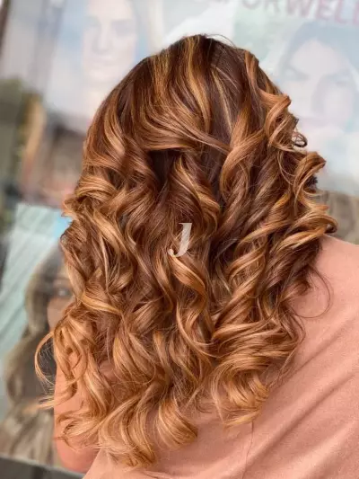 Foto di donna con capelli lunghi ramato chiaro