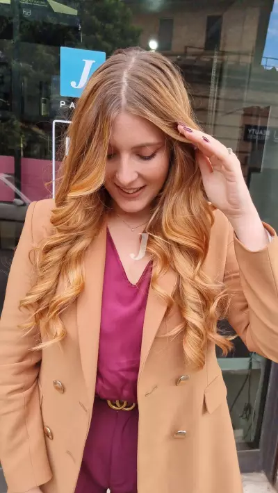Foto di donna con capelli lunghi ramato chiaro