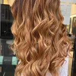 Foto di donna con capelli lunghi ramato chiaro