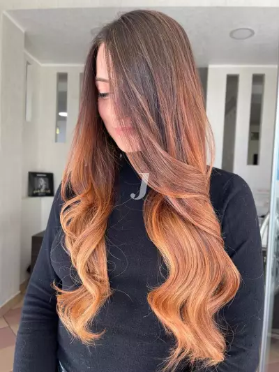 Foto di donna con capelli lunghi ramato chiaro