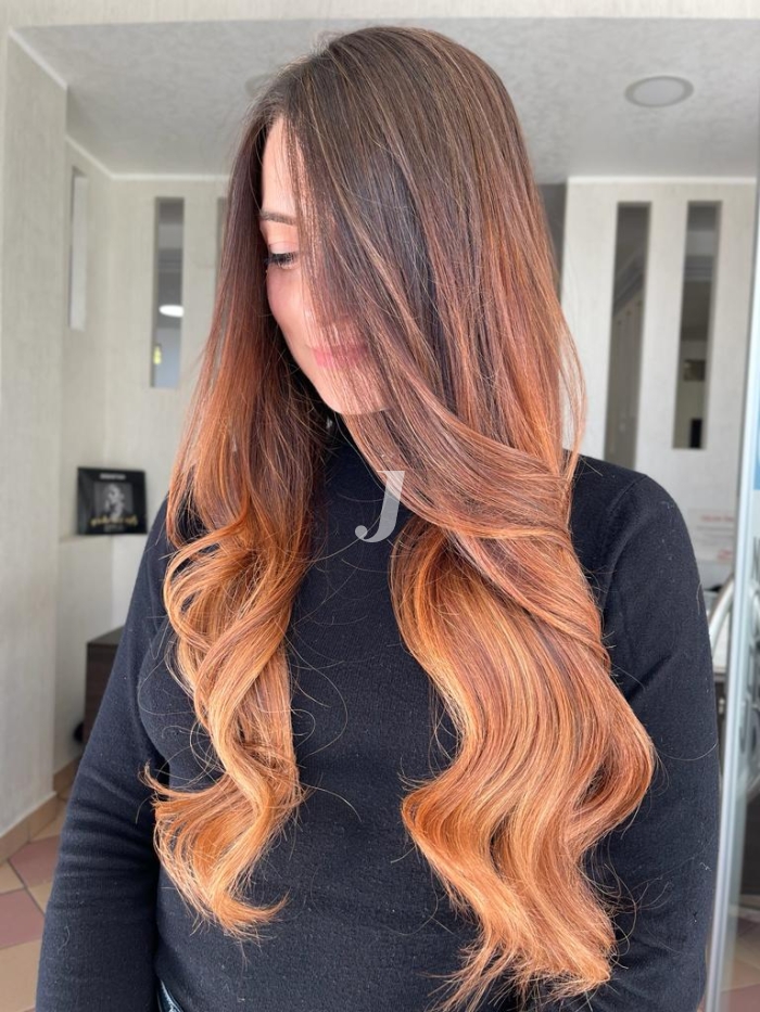 Foto di donna con capelli lunghi ramato chiaro