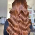 Foto di donna con capelli lunghi ramato chiaro