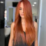 Foto di donna con capelli lunghi ramato chiaro