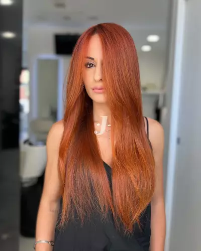 Foto di donna con capelli lunghi ramato chiaro