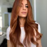 Foto di donna con capelli lunghi ramato chiaro