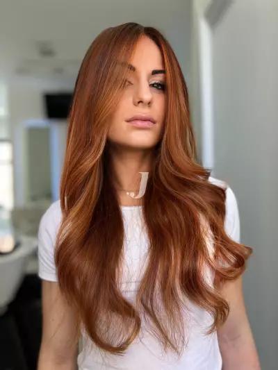 Foto di donna con capelli lunghi ramato chiaro
