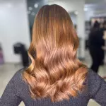Foto di donna con capelli lunghi ramato chiaro