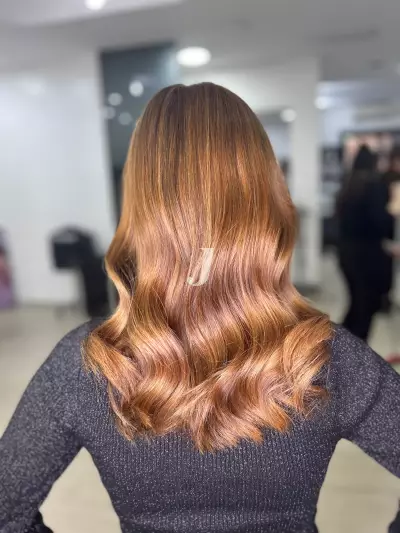 Foto di donna con capelli lunghi ramato chiaro