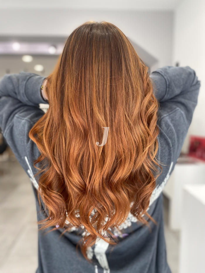 Foto di donna con capelli lunghi ramato chiaro