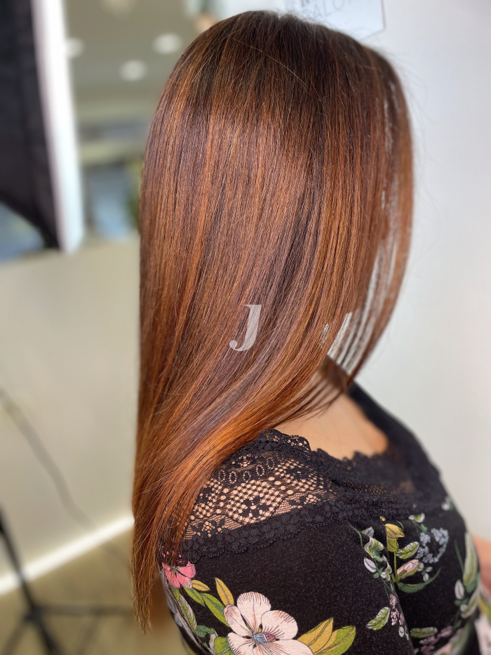 Foto di donna con capelli lunghi ramato chiaro