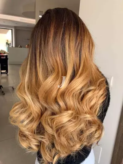 Foto di donna con capelli lunghi ramato chiaro