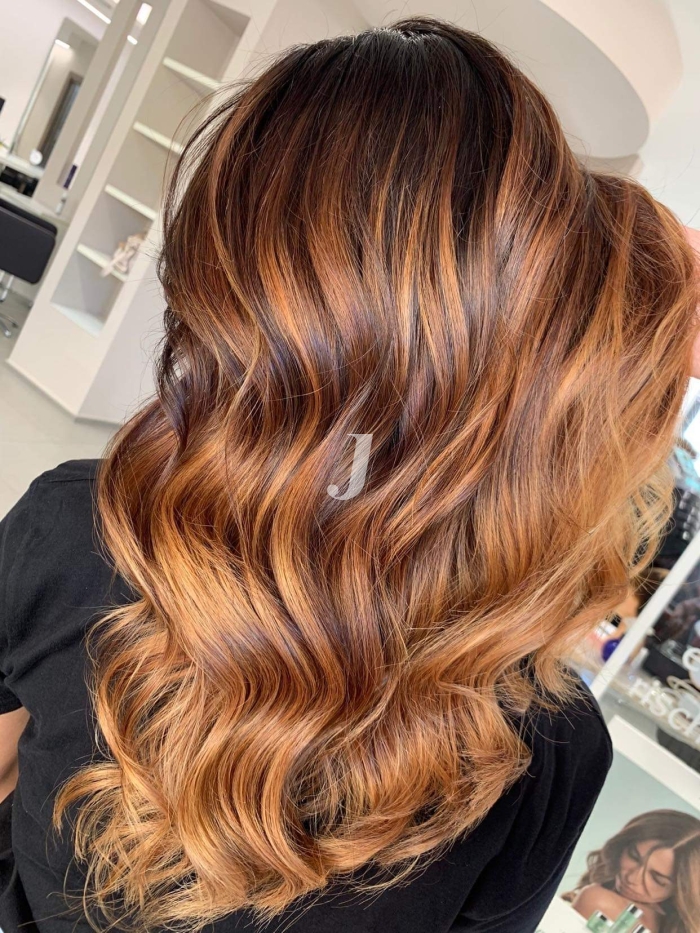 Foto di donna con capelli lunghi ramato chiaro