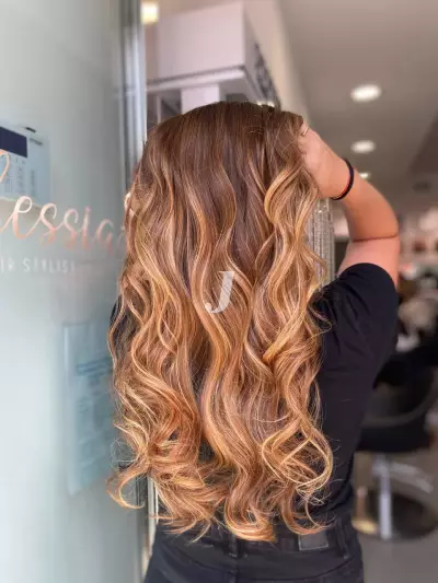 Foto di donna con capelli lunghi ramato chiaro