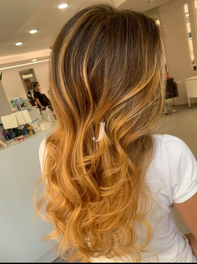 Foto di donna con capelli lunghi ramato chiaro