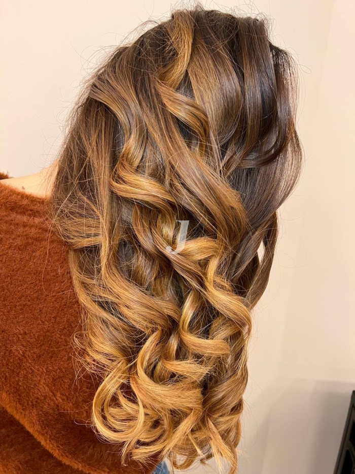 Foto di donna con capelli lunghi ramato chiaro