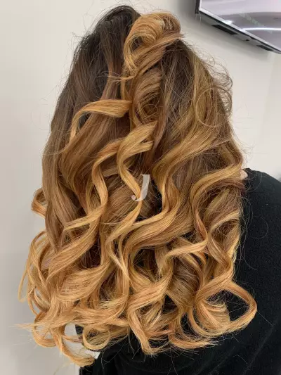 Foto di donna con capelli lunghi ramato chiaro