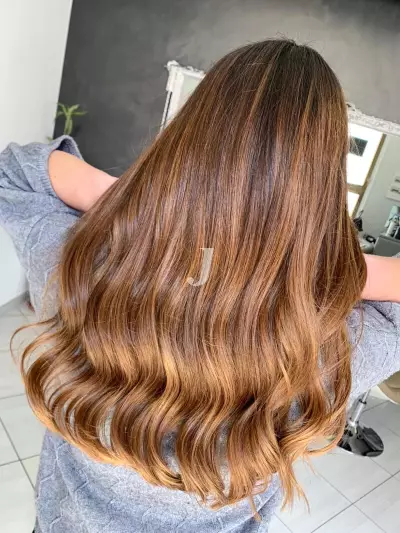 Foto di donna con capelli lunghi ramato chiaro