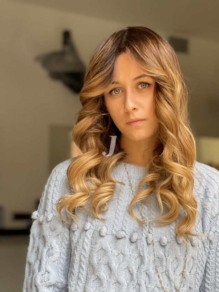 Foto di donna con capelli lunghi ramato chiaro