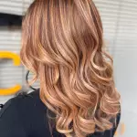 Foto di donna con capelli lunghi ramato chiaro