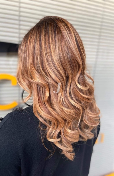 Foto di donna con capelli lunghi ramato chiaro