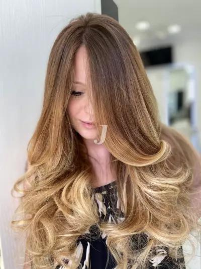 Foto di donna con capelli lunghi ramato chiaro