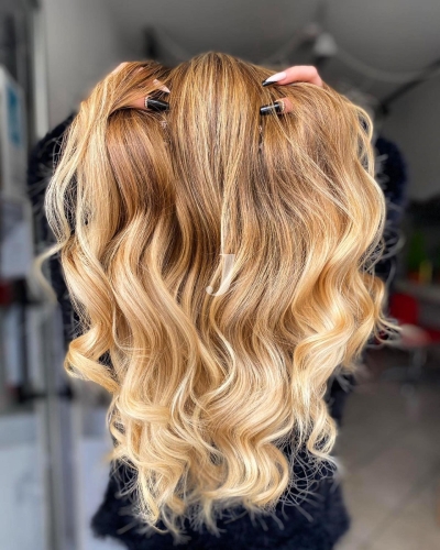 Foto di donna con capelli lunghi ramato chiaro