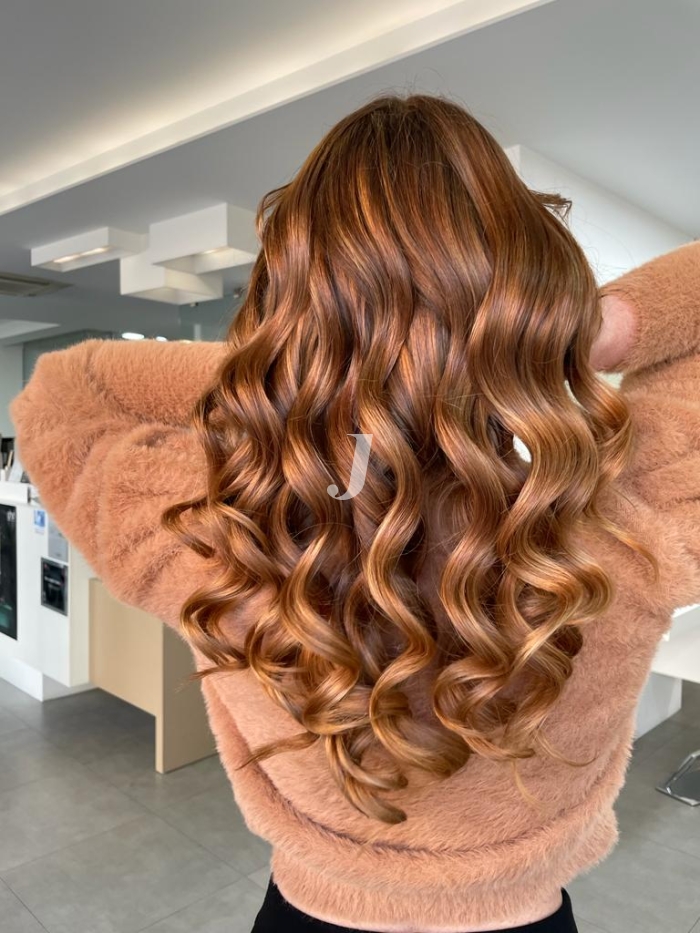 Foto di donna con capelli lunghi ramato chiaro