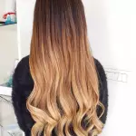 Foto di donna con capelli lunghi ramato chiaro