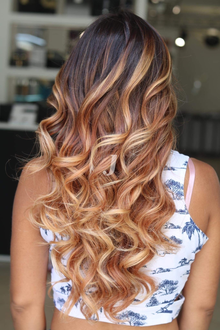 Foto di donna con capelli lunghi ramato chiaro