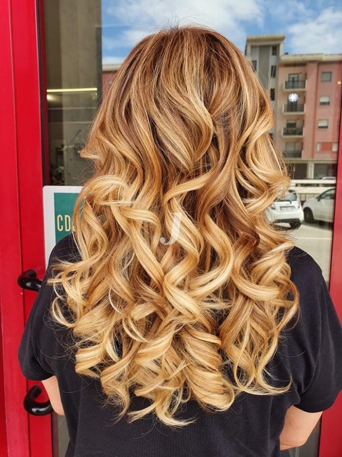 Foto di donna con capelli lunghi ramato chiaro