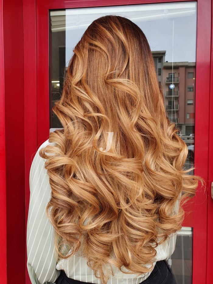 Foto di donna con capelli lunghi ramato chiaro