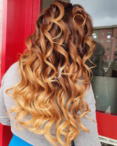 Foto di donna con capelli lunghi ramato chiaro
